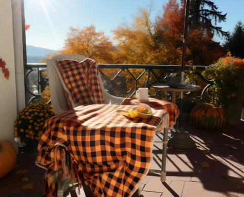 Karierte Decke auf Stuhl im Herbst